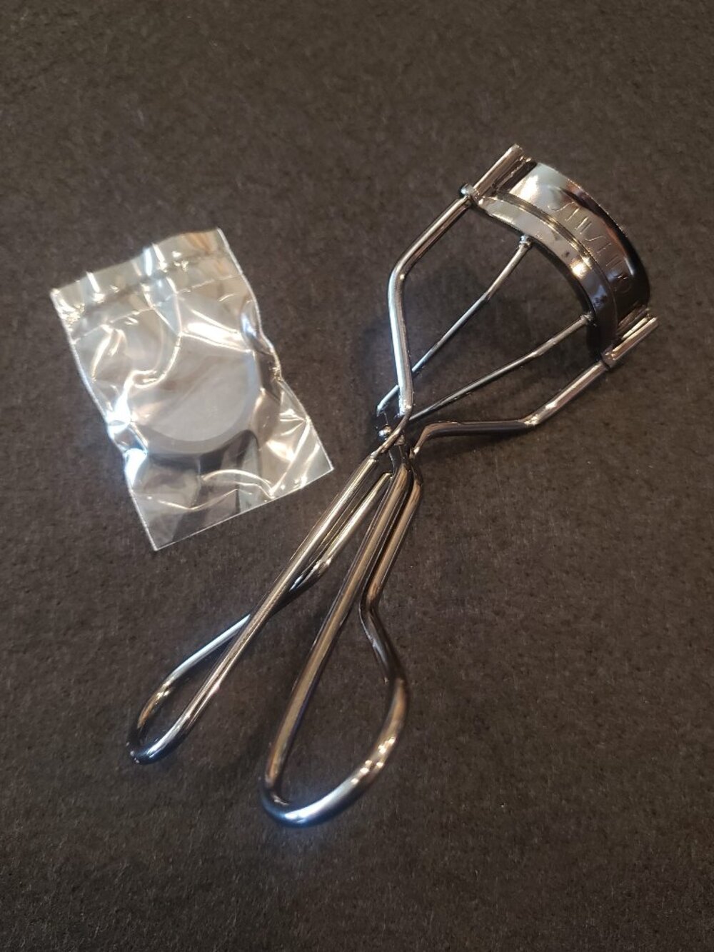 Shiseido Award-Winning Eyelash Curler Like New w/ Replacement Pad